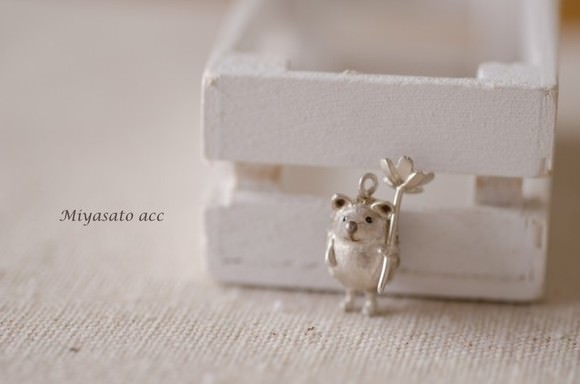 ミヤサトアクセ コスモスもってきたハリネズミ